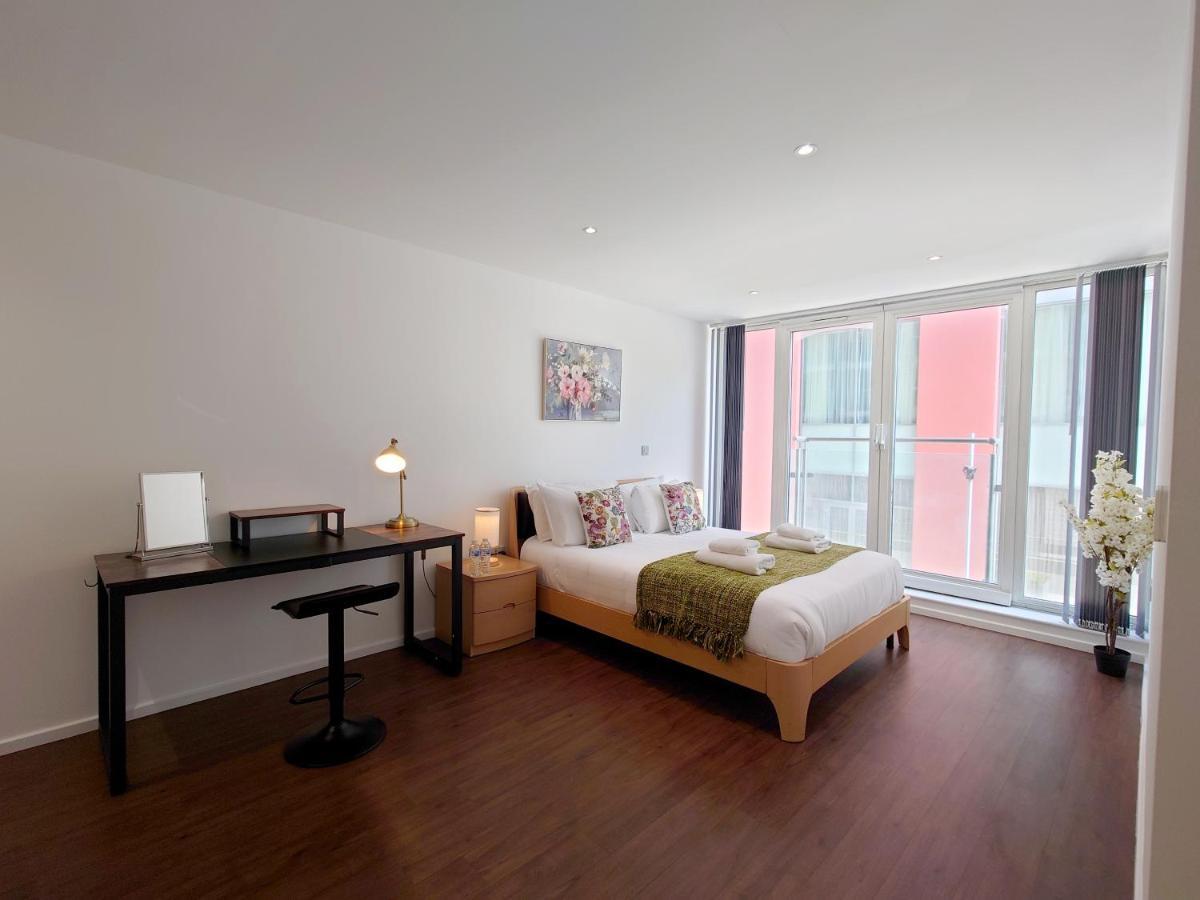 Fully Serviced Two Bed By Excel & O2 Londra